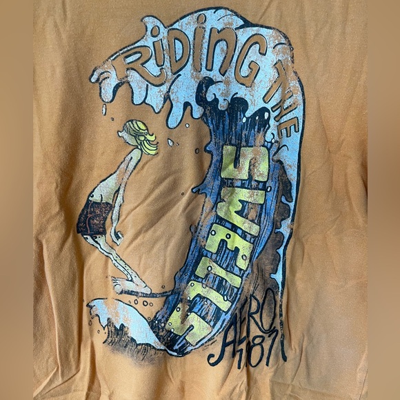 Aéropostal short sleeve t-shirt, adult size medium, creamsicle color. Uber-soft! - Picture 2 of 4